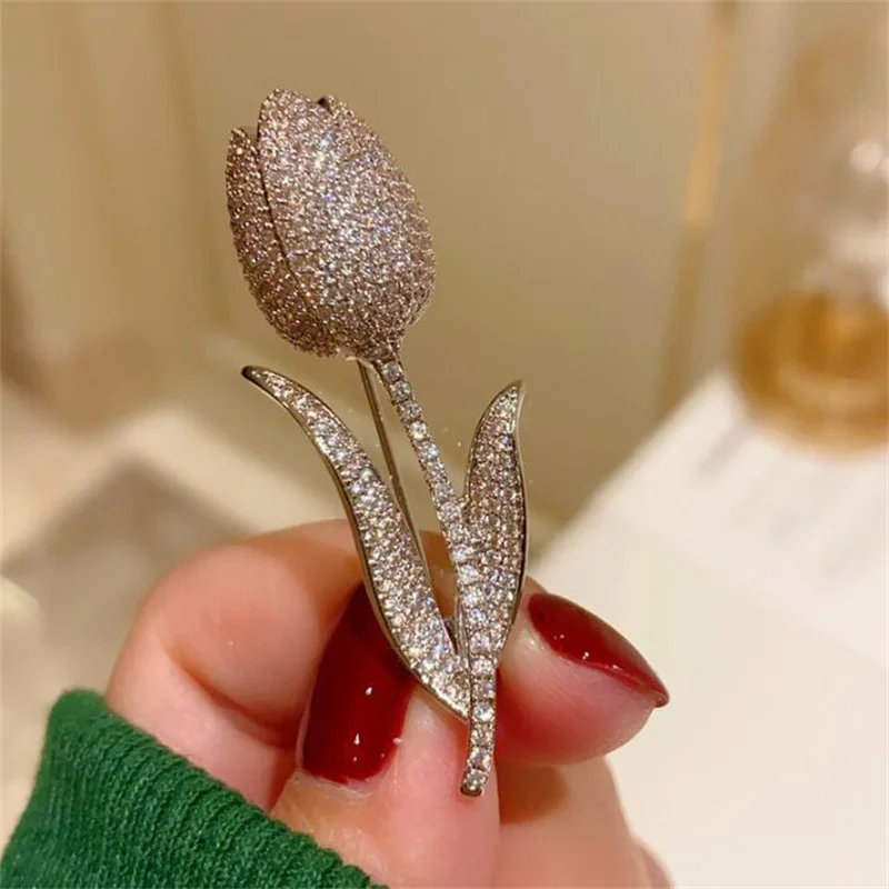 Broche de tulipán con incrustaciones de diamantes para mujer, ramillete elegante, temperamento versátil, Pin de abrigo de traje de circón