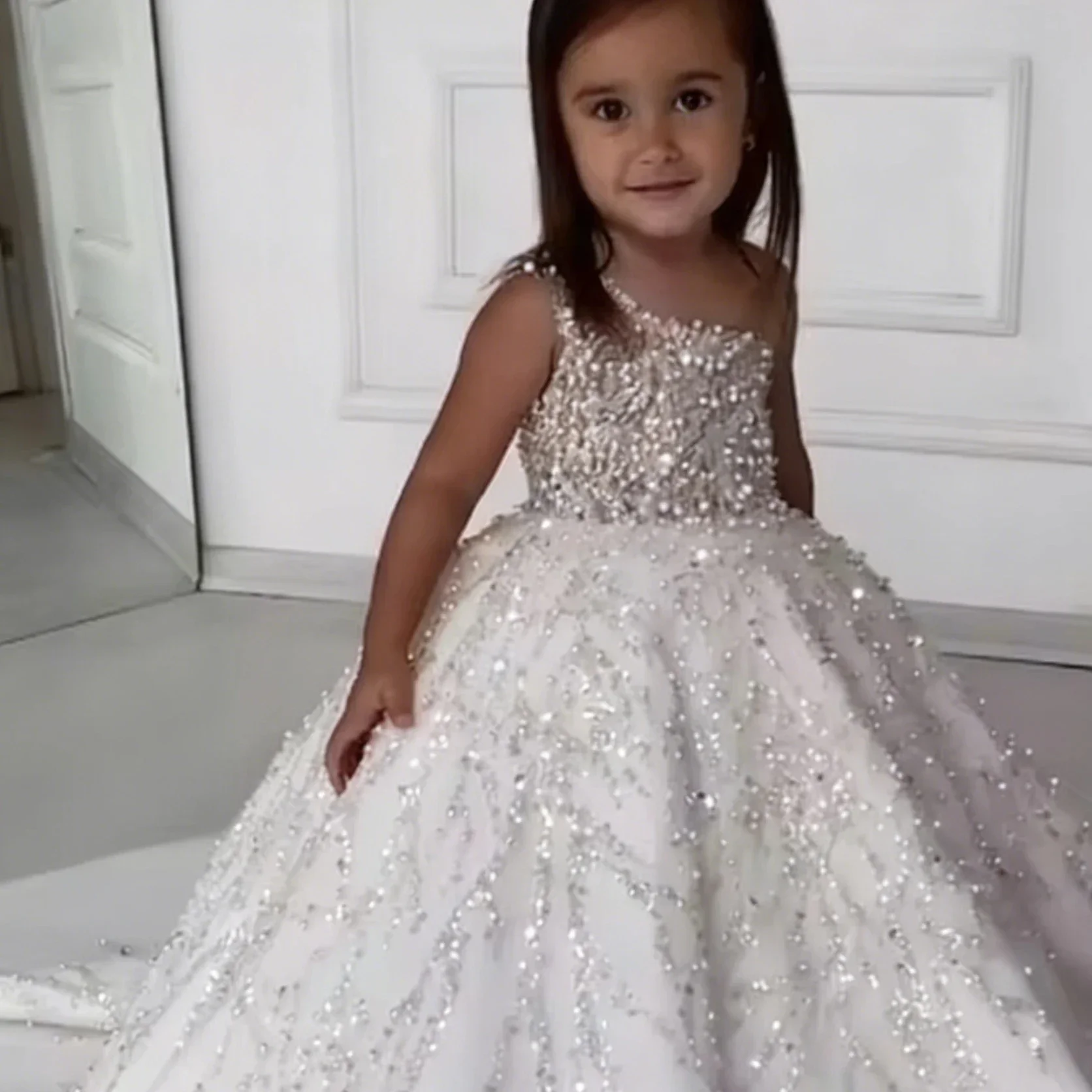 

Custom Flower Girl Dress Wedding Gown Birthday Party Pageant Dress Sleeveless Beaded Satin Ball Gown With Train For Girls فساتين