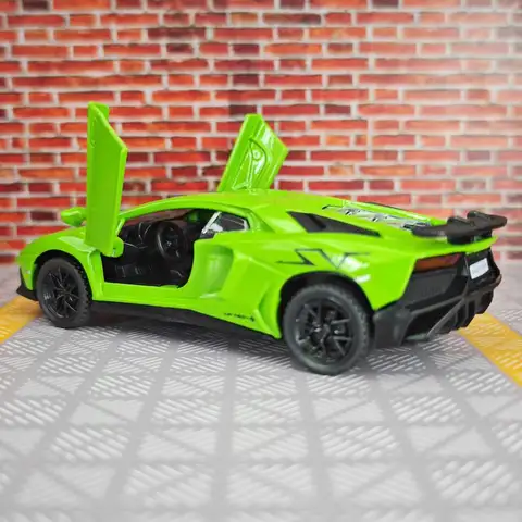 1:32 Lamborghini LP750 alloy car model doors can be opened with simulated sound and lighting functions can be given as a gift