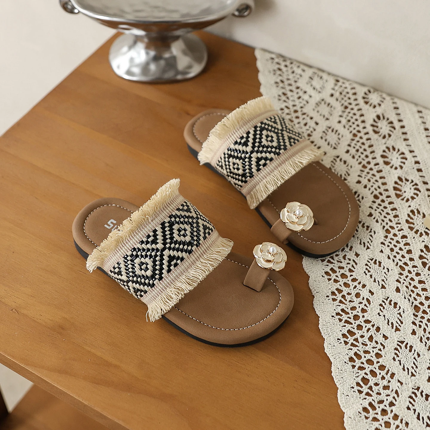 

Детские тапочки для девочек с искусственными пуговицами, противоскользящие, с круглым носком, плоские сандалии, модные повседневные пляжные туфли для детей