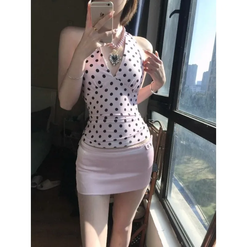 

Комплект из двух предметов: топ-халтер в американском ретро-стиле с принтом в горошек и юбка-карандаш. Элегантный стиль.