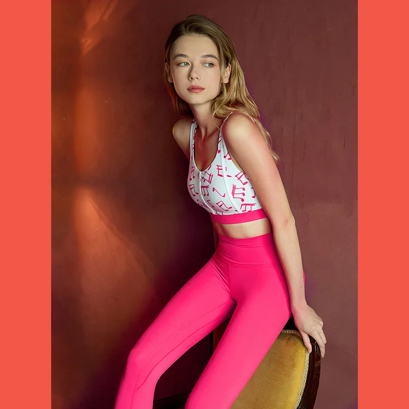 Conjunto de traje de Yoga colorido con eslinga desnuda, camiseta sin mangas, pantalones de Yoga, conjunto de traje de Fitness ajustado rojo de Red, sensación de alto grado, nuevo