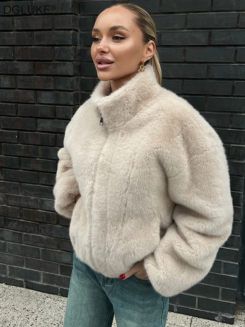 

DGLUKE женское короткое пальто из искусственного меха, зимняя флисовая укороченная куртка с воротником-стойкой и длинными рукавами на молнии, пышная верхняя одежда