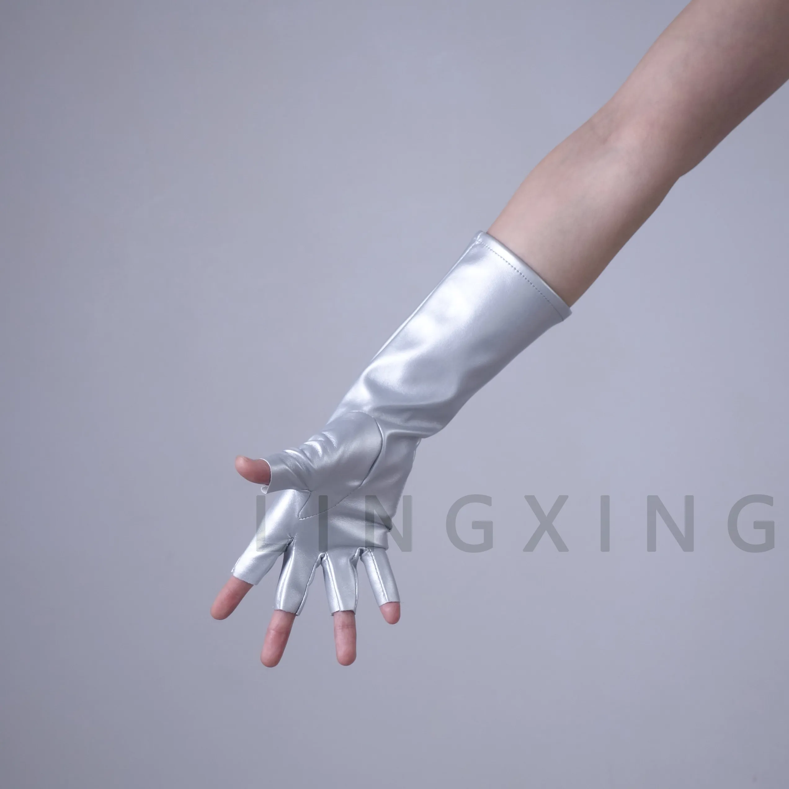 11 Zoll (28 cm) lange fingerlose Handschuhe aus Kunstleder, glänzend, schwarz-silber, halbfingerlos, fingerlose Wärmer, Handgelenkstulpen, Armstulpen, sexy – Detail 12