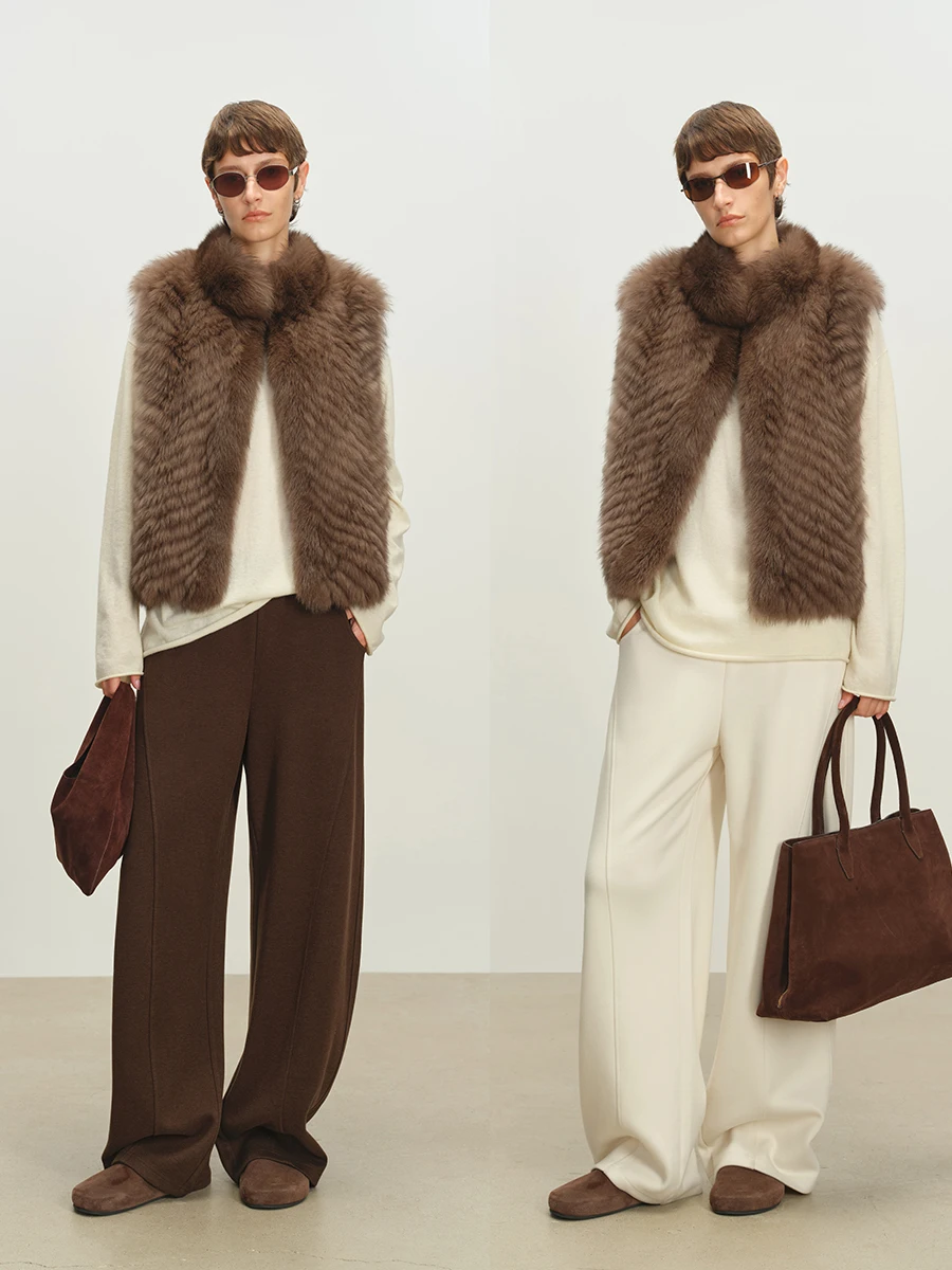 ياقة واقفة كلاسيكية، خطوط رائعة على شكل حرف V، ظهر من فراء الثعلب، سترة من فراء الفرو، ضوء القمر الضبابي