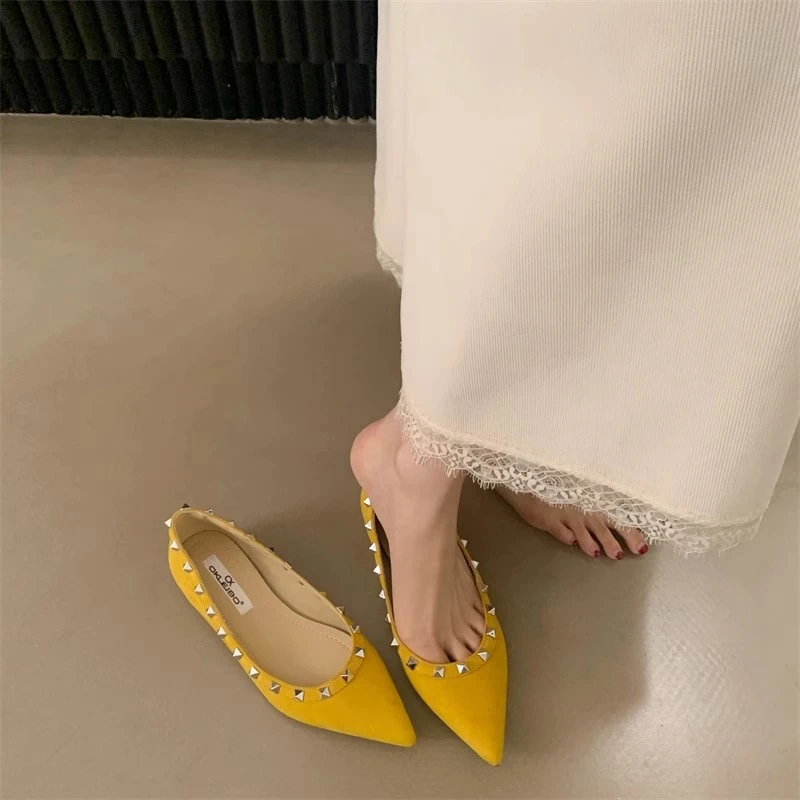 Sepatu Flat-bottomed Fashion Musim Semi dan Gugur 2025 dengan Rivet Dekoratif, Model Shallow, Ujung Runcing Elegan, dan Potongan Rendah.