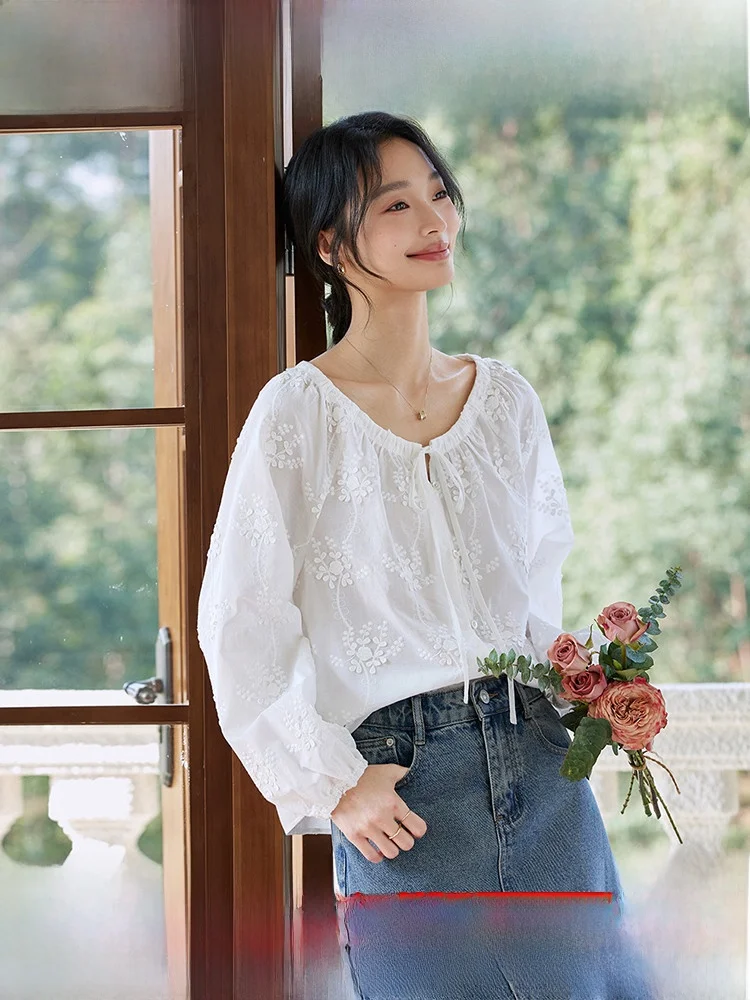 

Белая женская блузка с 3D-вышивкой в виде цветов, новая весенняя коллекция, свободный крой, хлопок, повседневная, на пуговицах, с длинным рукавом, круглый вырез горловины