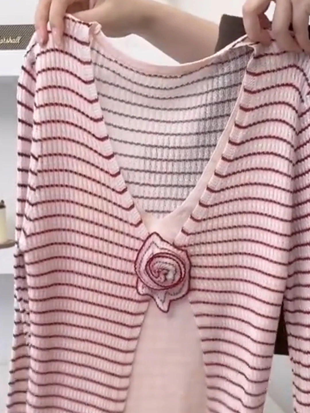 

Розовый вязаный свитер с объемным цветком, женский осенне-зимний полосатый искусственный топ из двух предметов, влажный ng Long Sve V-Ne, стандартный крой