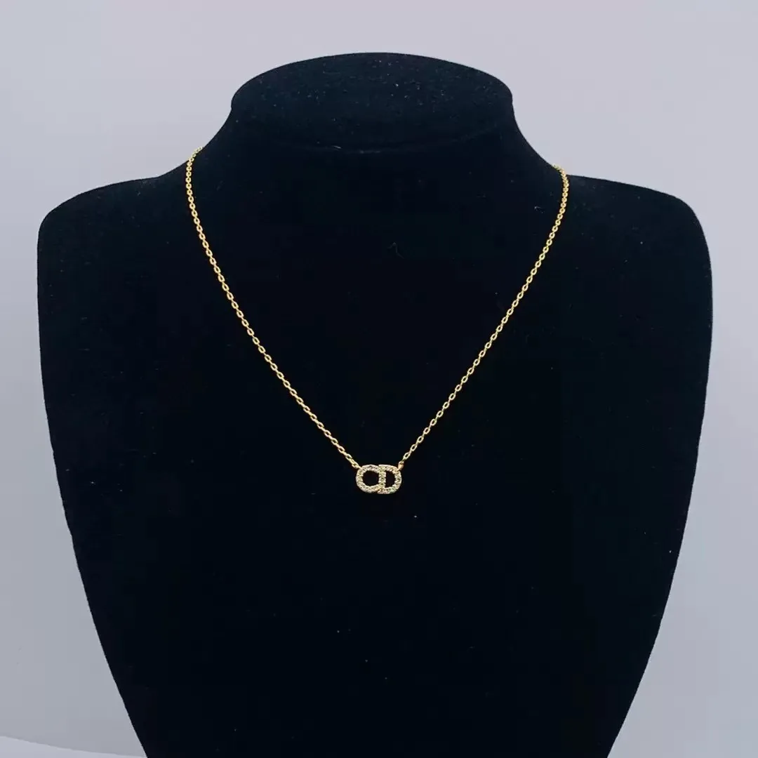 

The female pig's nose necklace with hollowed-out collarbone chain features a light luxury and niche design