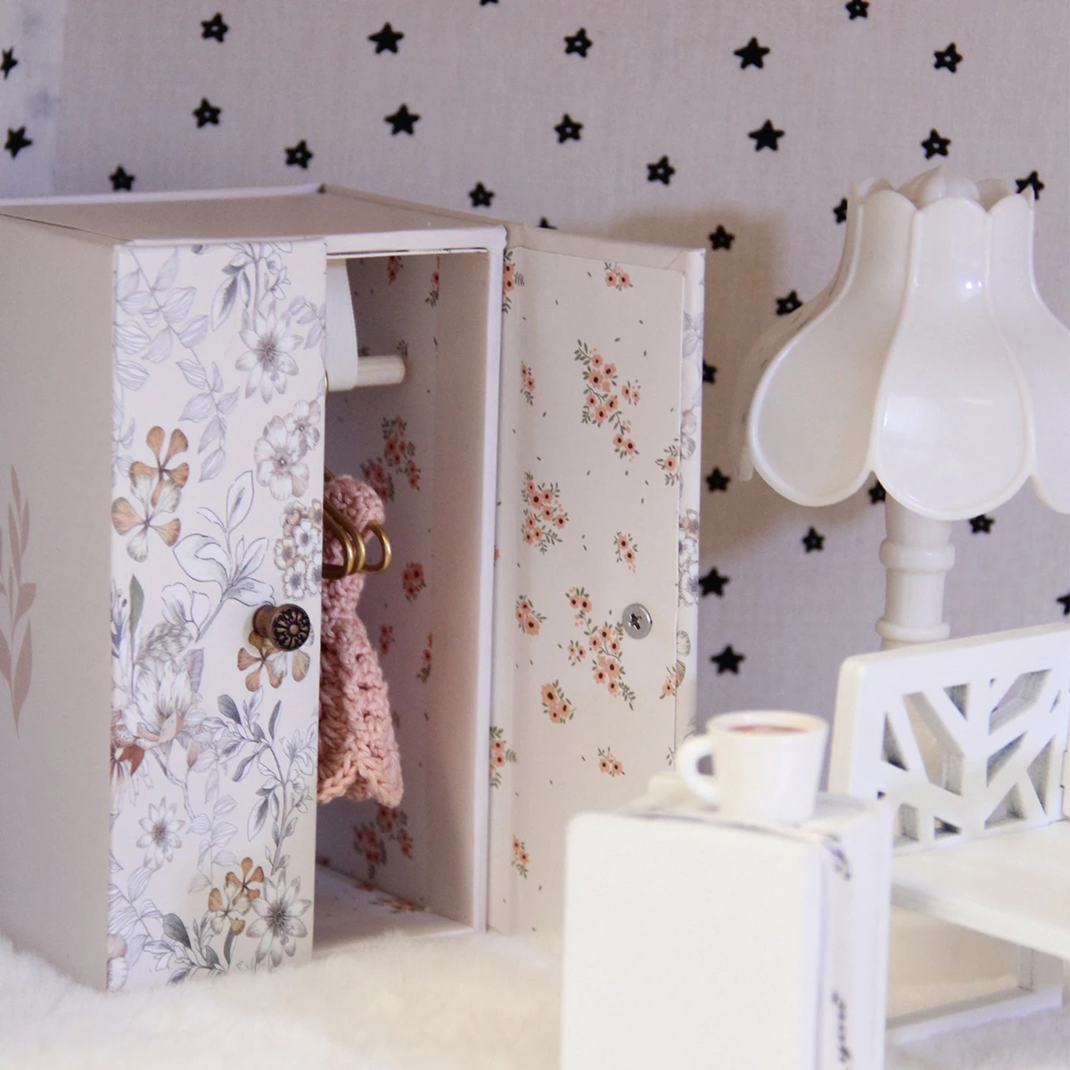 1:12 Miniature Wardrobe (Includes 3 Small Metal Hangers) Made of Cardboard, Suitable for Mini House Furniture Decoration