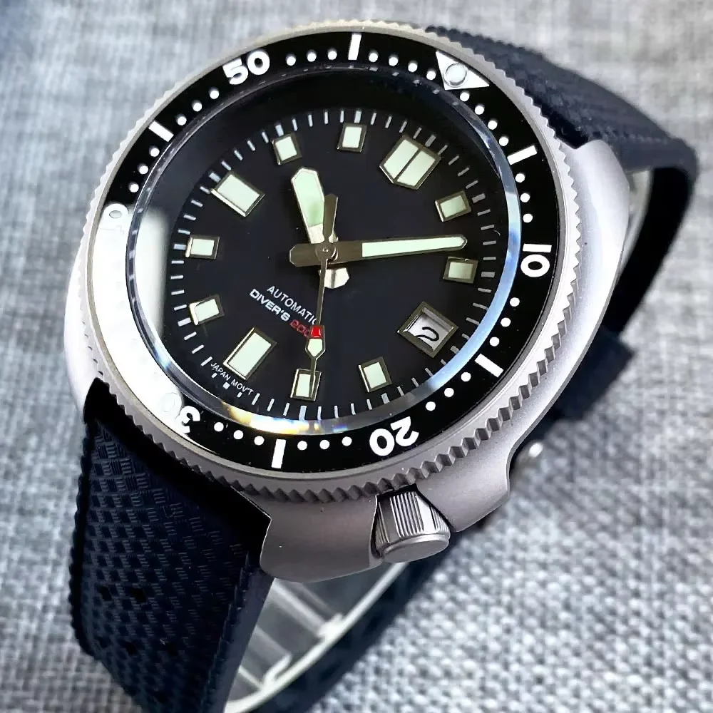 Orologio Meccanico Tandorio 44mm in Titanio con Quadrante Nero e Vetro Safiro: Perché 84,9g è il Peso Perfetto per un Orologio da Subacqueo?