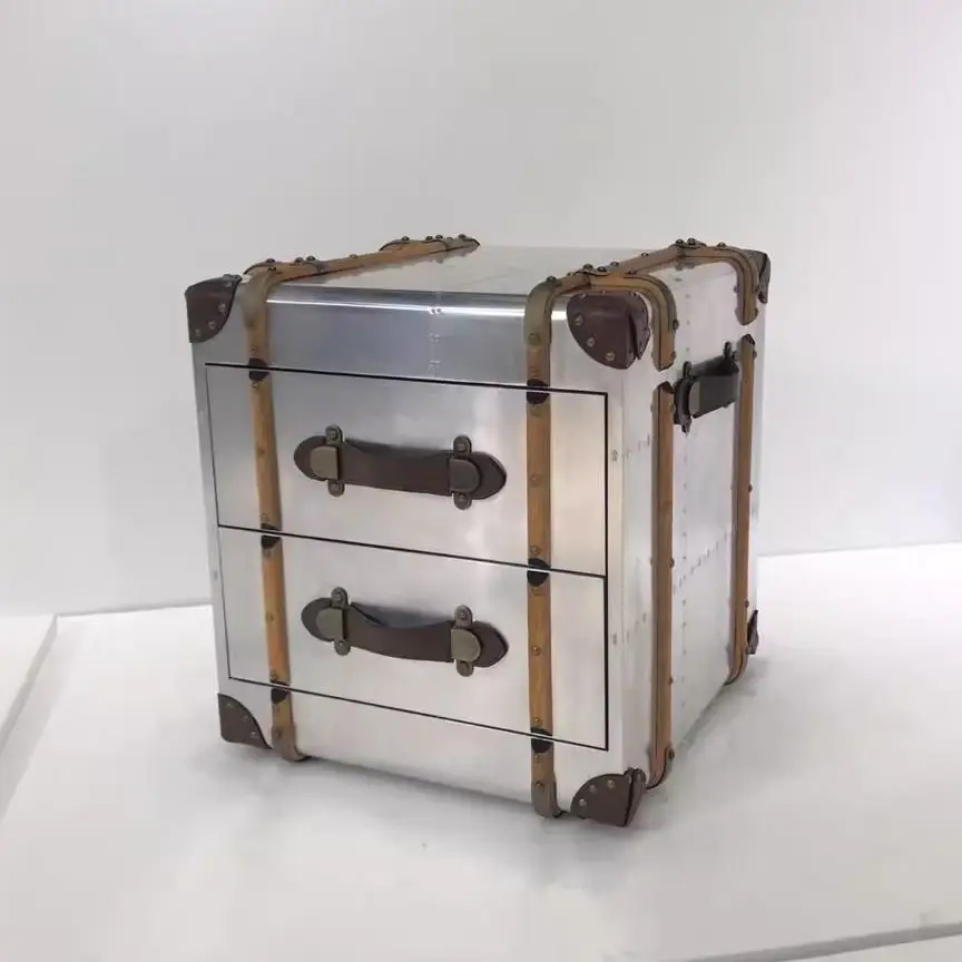 طاولة بجانب السرير مصنوعة من جلد الألومنيوم الإبداعي على شكل صندوق من الروطان في العصور الوسطى