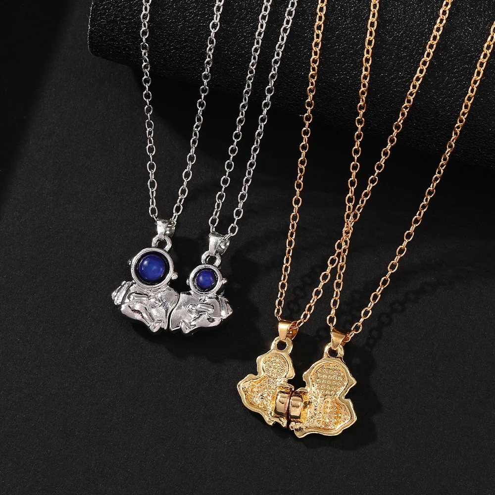 2Pcs/Set Spaceman Design Best Friends Magnetic Necklace Cosmonaut Astronaut Shaped Golden And Silvery Pendant BFF Jewelry