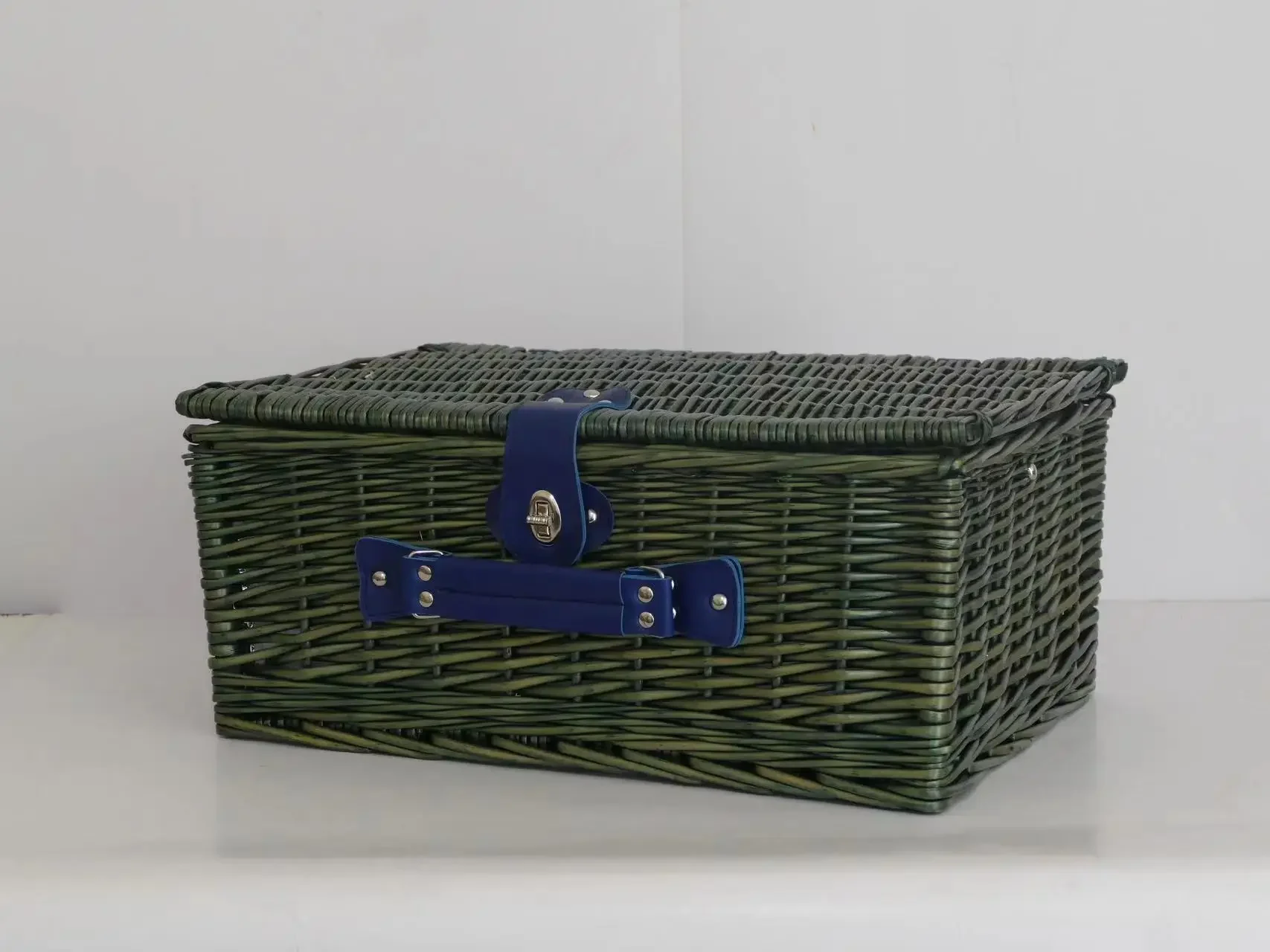 high-quality luxury romantic  Handmade wicker picnic basket rattan with cooler bag 4 Person Hamper Set Wicker With Lid