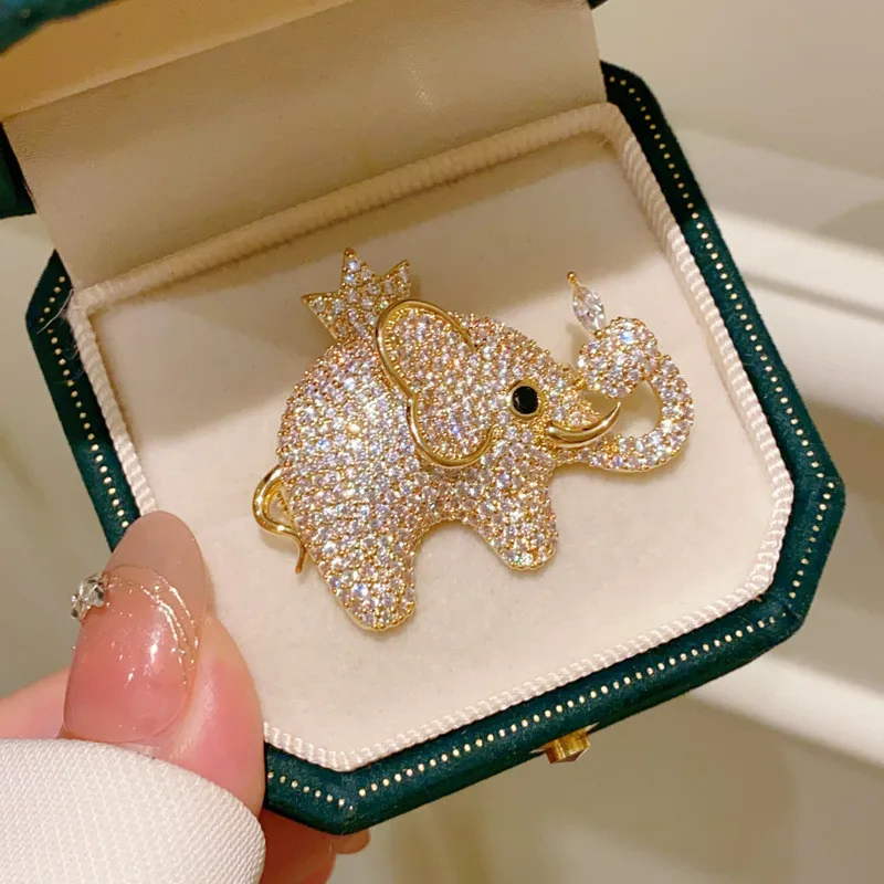 CC Cute Pins Elephant Shape Brooches Full of Shining Zirconia Corsage Gold Color Luxury Suit Pin High-end Badges Party Gift B348