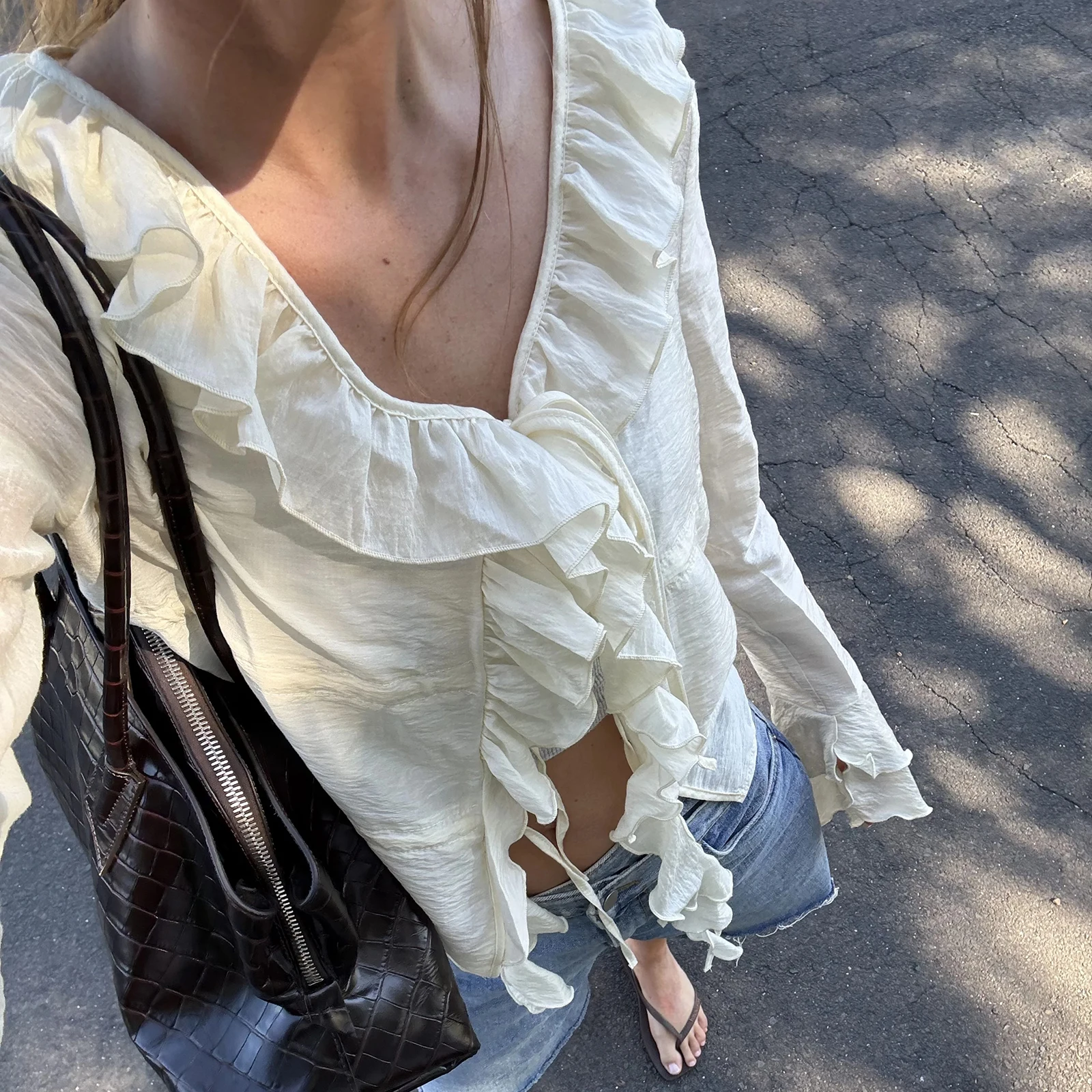 Elegante Damen-Bluse mit einfarbiger, fließender Vorderseite und Fliege, langärmlig, Rüschenbesatz, Hemd mit V-Ausschnitt und Schößchenbluse