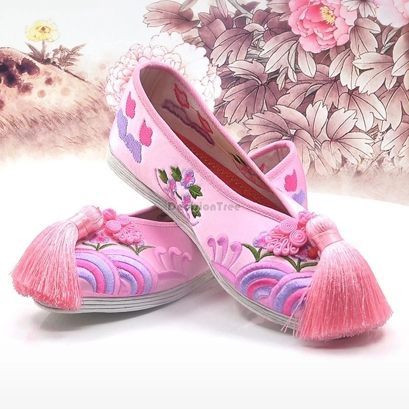 2024 chinese traditional opera embroidery shoes chinese style wedding bridesmaids tassel shoes classical fashionable daily shoes