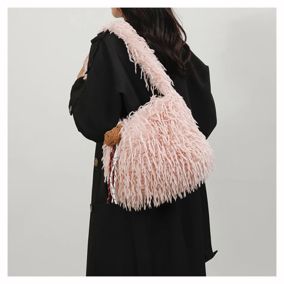 

Autumn and winter plush bag female 2025 Mori sweet girl personality tassel single shoulder crossbody bag fur bag with pendant