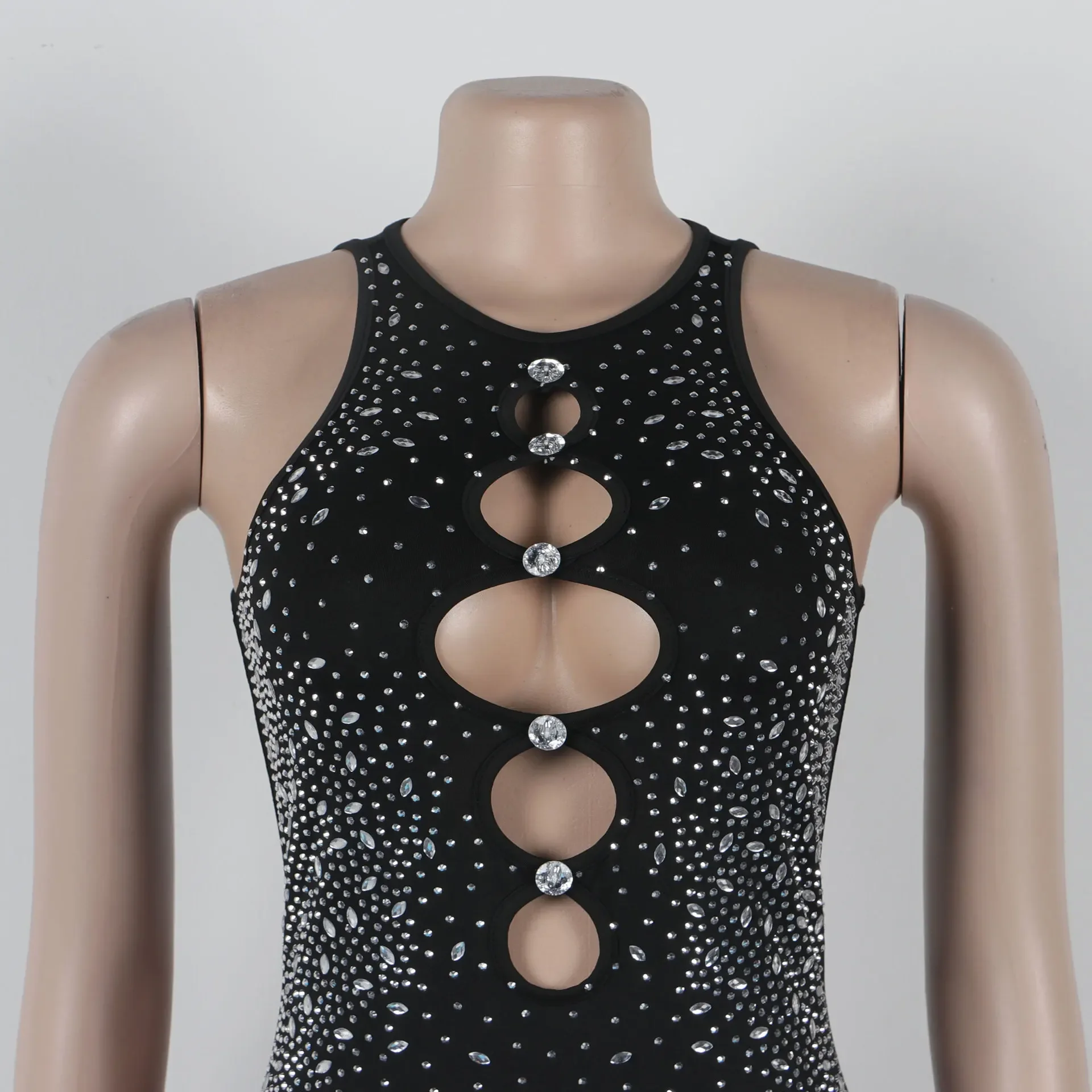 여성의 섹시한 매력 솔리드 컬러 핫 다이아몬드 기질 중공 중공 엉덩이 스트레치 민소매 반바지 점프 슈트