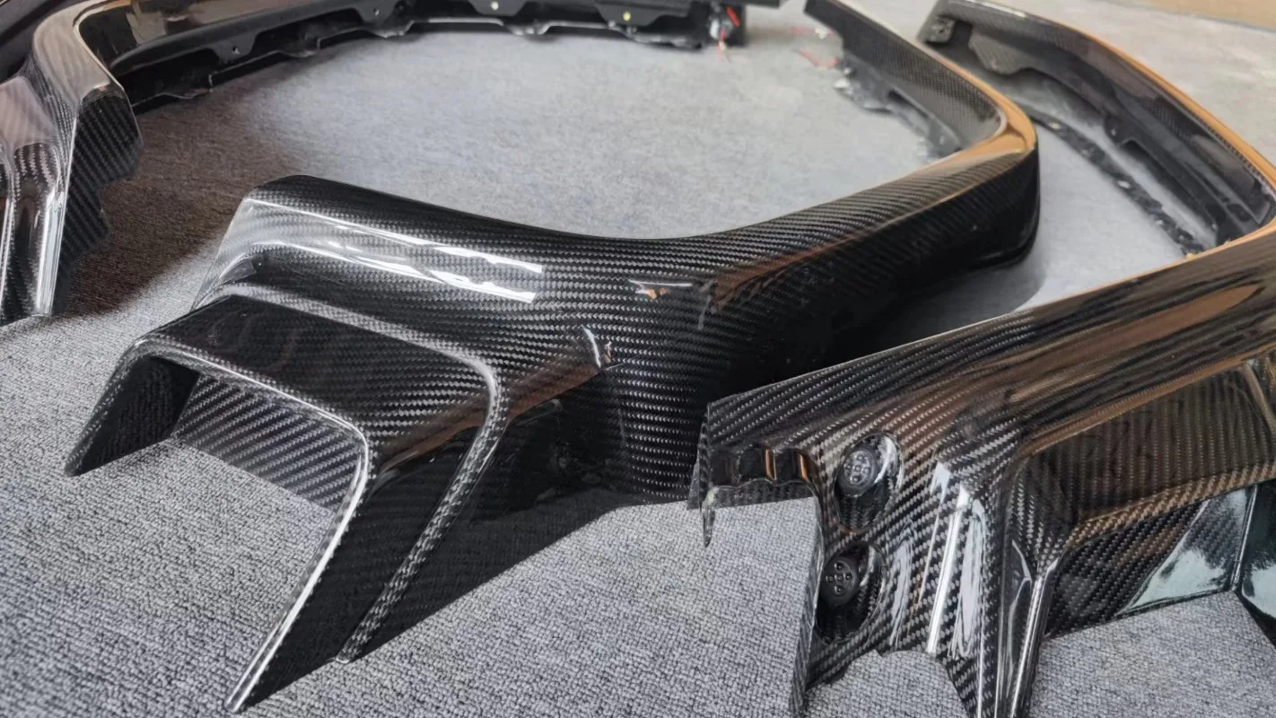 

Carbon Fiber Wheel Arch Anti-Collision Corner Guard Strips Rubber Strips Bumper Protection Guard for W464 G900 Rocket Version