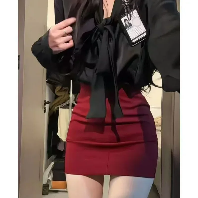 Spicy Girl Set mit hoher Taille, figurbetontem Langarmshirt und kurzem Rock, Frühling 2025, Pure Desire, Damen-Outfit mit Schmetterlingsknoten