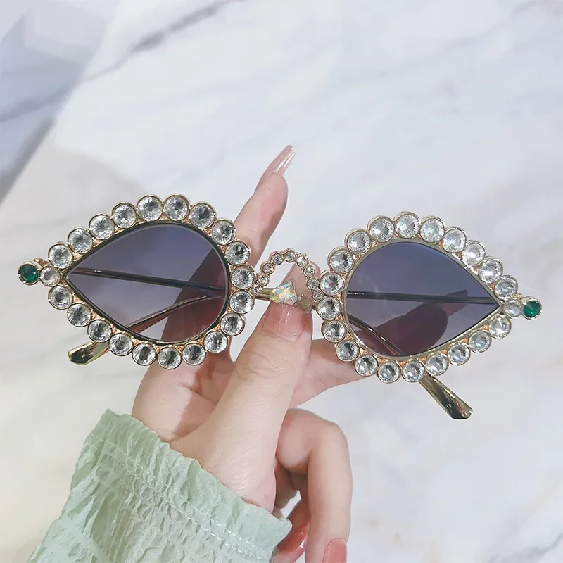 JNPCXI 2024 New Arrival Diamond Retro Luxury Crystal Cat Eye Women Sunglasses Fashion Mirror Shades Men Trending Sun Glasses