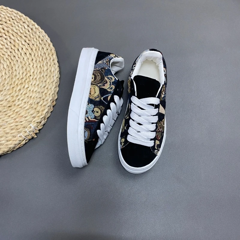 

American retro jacquard spliced skateboard shoes with black sole, oil painting style, low top casual shoes, niche personality,