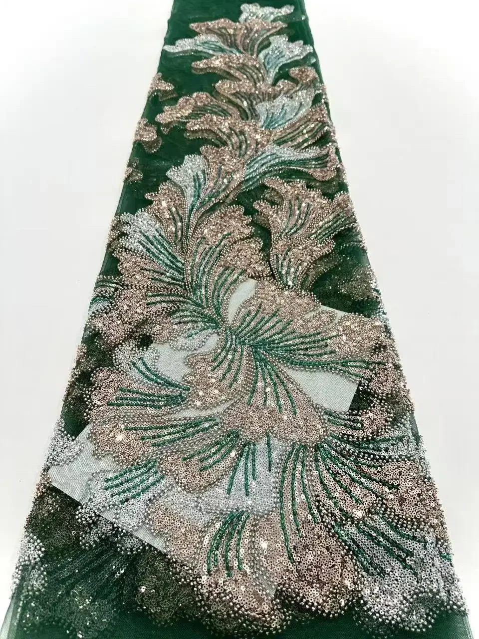 Сшитая роскошной французской кружевной ткани с блестками, африканской вышивкой жениха из бисера, нигерийским и качественным платьем.