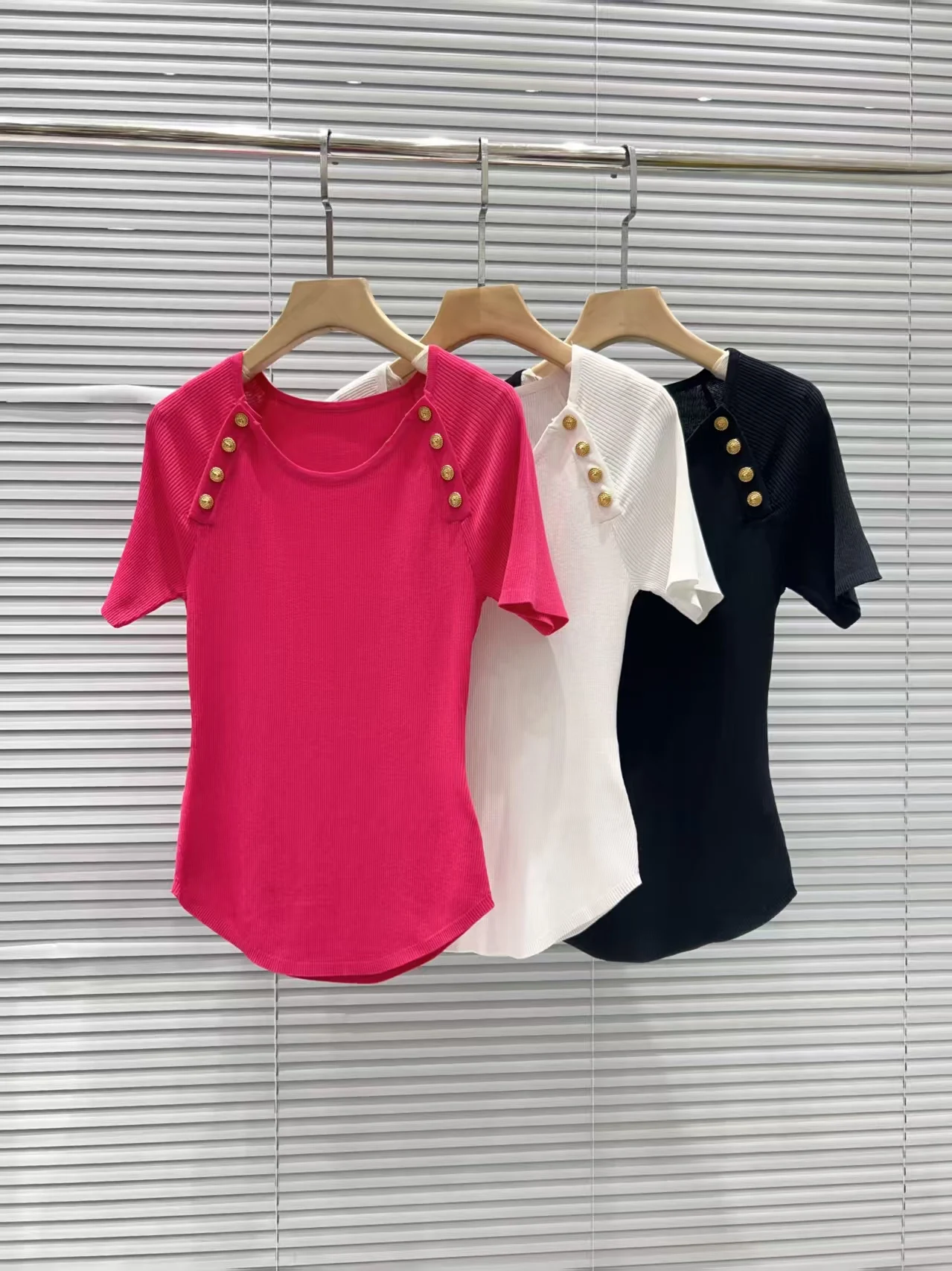 

Весна-Лето 2026: Женский вязаный свитер с круглым вырезом и коротким рукавом, с металлическими пуговицами, приталенный крой, модный дизайн, повседневный стиль.