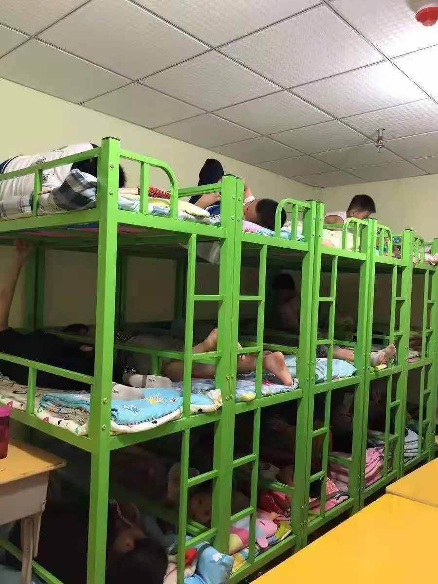 Kindergarten daycare class students get up and down on the third floor of the bed, take a nap with wrought iron