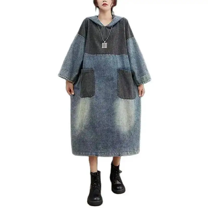 فستان بقلنسوة من قماش الدنيم المتباين على الموضة للنساء لربيع وخريف 2024 فساتين رعاة البقر البيضاء كبيرة الحجم فضفاضة بأكمام طويلة