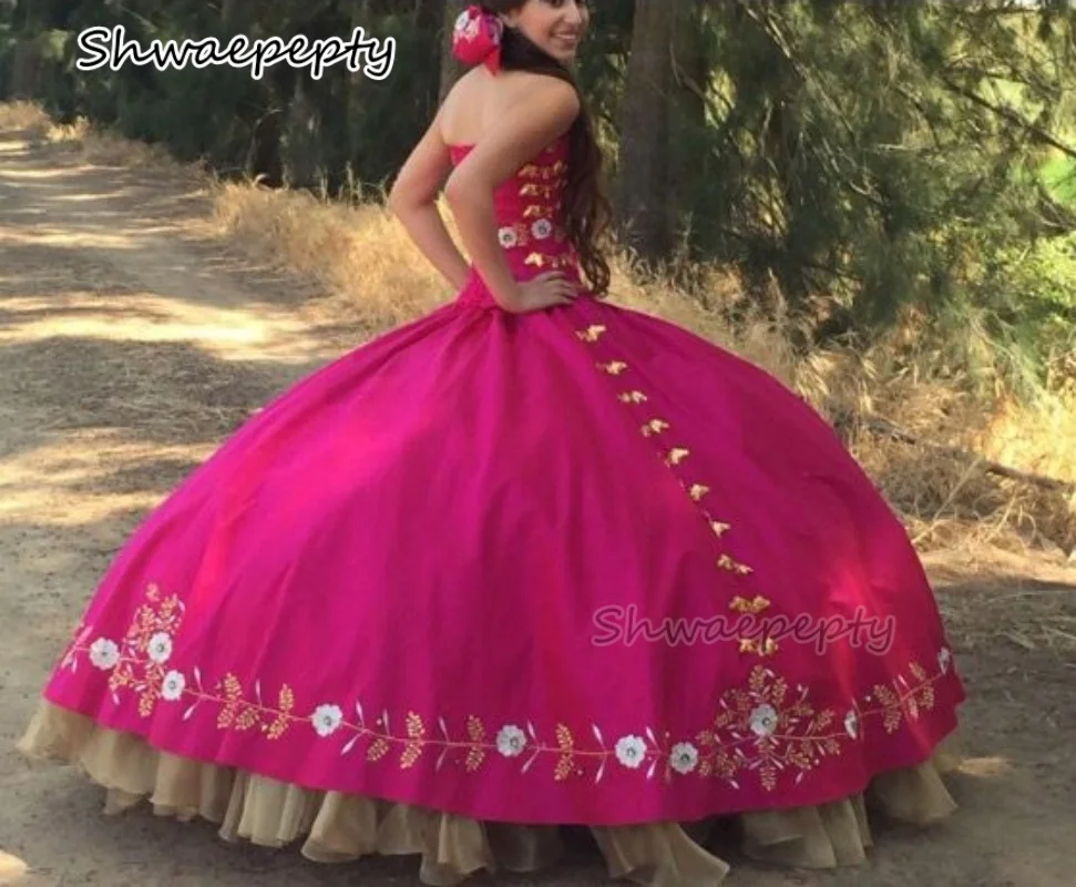 เย็บปักถักร้อยทองเม็กซิกัน Charro Quinceanera Ball Gown Fuchsia วันเกิดหวาน 16 ชุด Sweetheart Strapless ที่กําหนดเอง