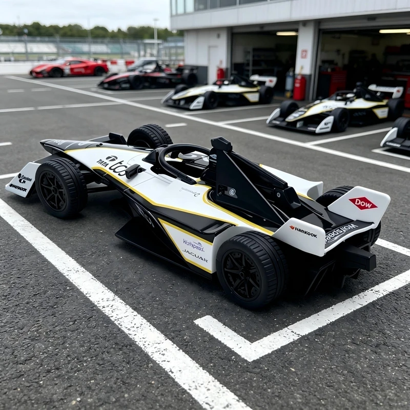 

Модель гоночного автомобиля Jaguar FE в масштабе 1:32 # Модель гоночного автомобиля из сплава 9 Alloy Formula с богатой детализацией, тонкой отделкой и высоким качеством.