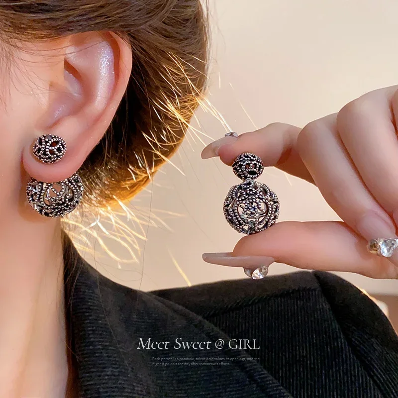 Black double-sided temperament stud earrings, high-end light luxury earrings.