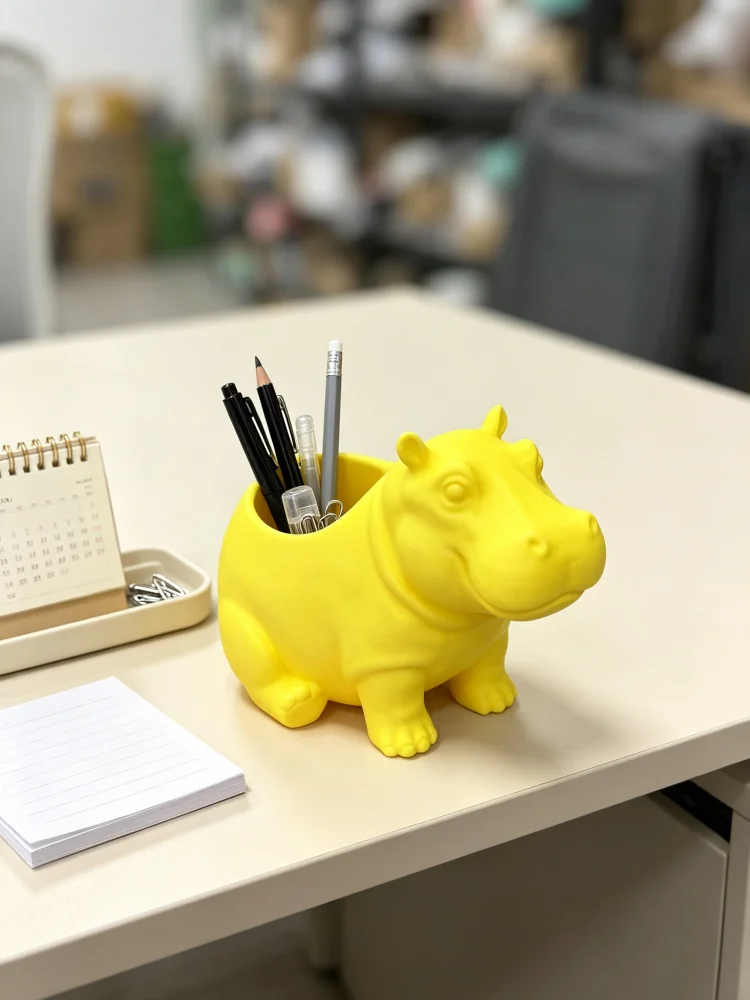 Cartoon hippo desktop storage pen holder, animal-shaped stationery storage cup, made of PLA material with a smooth, stable, and durable surface, large opening and large capacity desktop storage basket, a decorative and practical two-in-one desktop organizer, suitable for storing office supplies, makeup brushes, and small items, an accessory for office desks and home offices, student desks in classrooms, cute animal ornaments, children's desktop decoration, creative gift