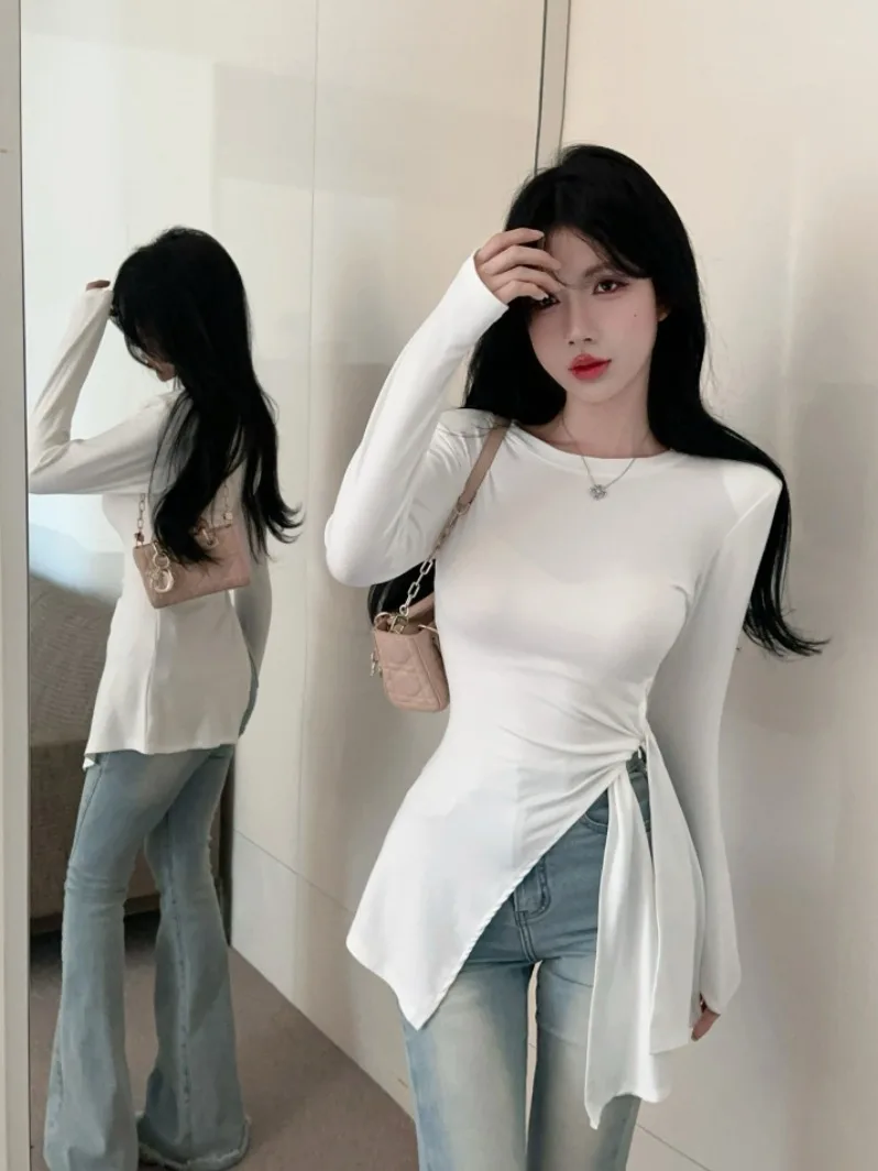 เสื้อยืดผู้หญิงทรงยาวแบบไม่สมมาตร ดีไซน์ผ่าข้าง ช่วงเอวเข้ารูป สไตล์เกาหลี สำหรับฤดูใบไม้ร่วง รุ่น Bla Spicy Girl  ดีไซน์โดดเด่นไม่ซ้ำใคร
