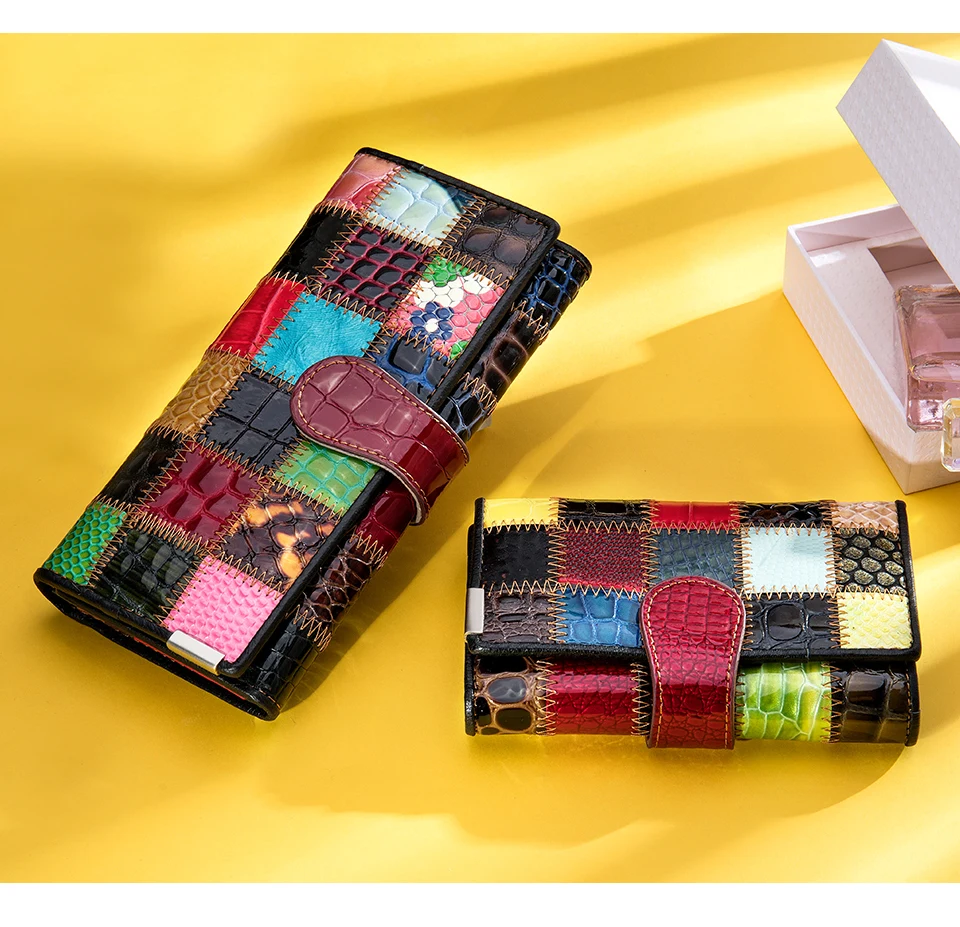 Kahepoolsed värvikad rahakotid lehmanahast, millel on mitmevärvilised lapitekist inspireeritud mustrid ja tekstuurid kollasel taustal.