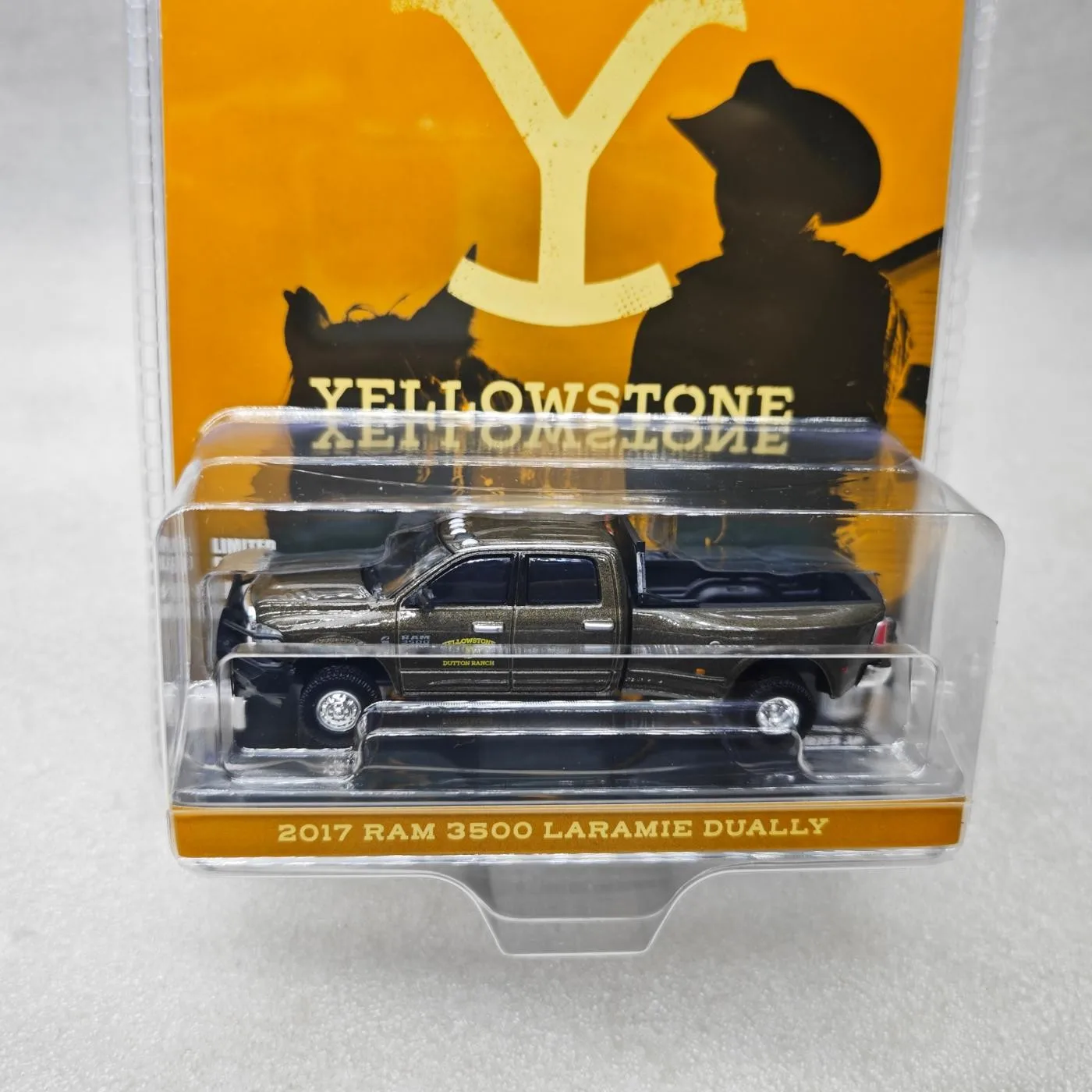 

1:64 2017 Ram 3500 Laramie Double Pickup High Simulation Diecast Car Metal Alloy Model Car decoration display collection gifts