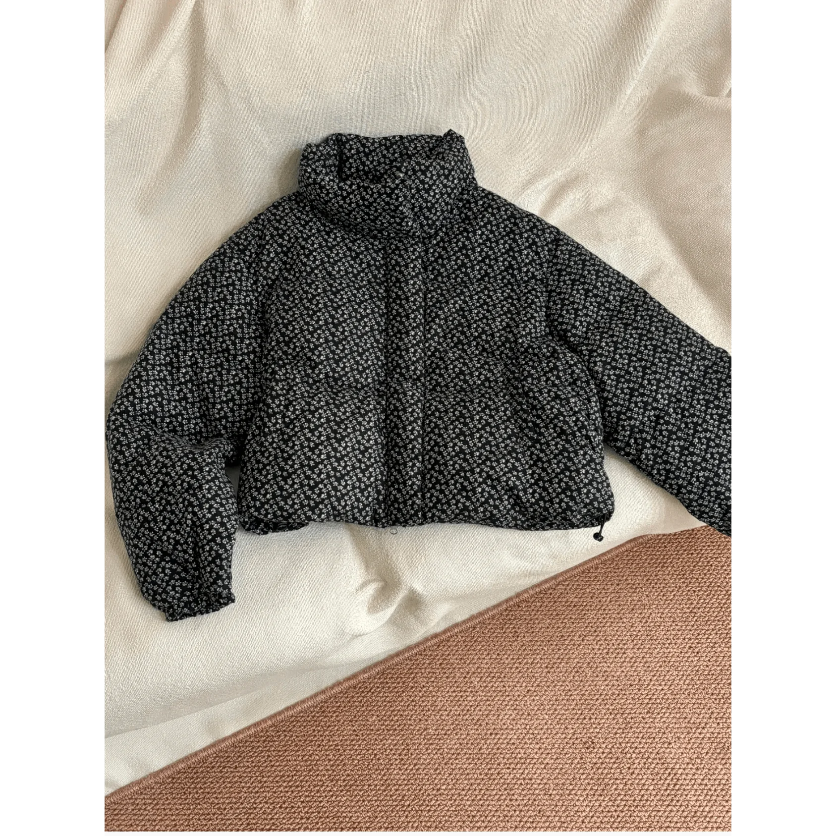 

Женская короткая стильная куртка с хлопковой подкладкой, новинка 2025 года, толстая куртка с воротником-стойкой и цветочным принтом