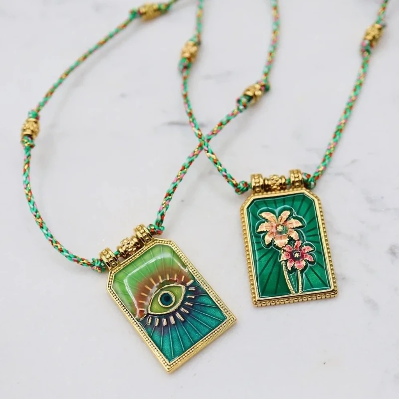 Q0KE Gold Plated Tarot Card Pendant Necklace In Retro Fashion for Fashion Enthusiasts