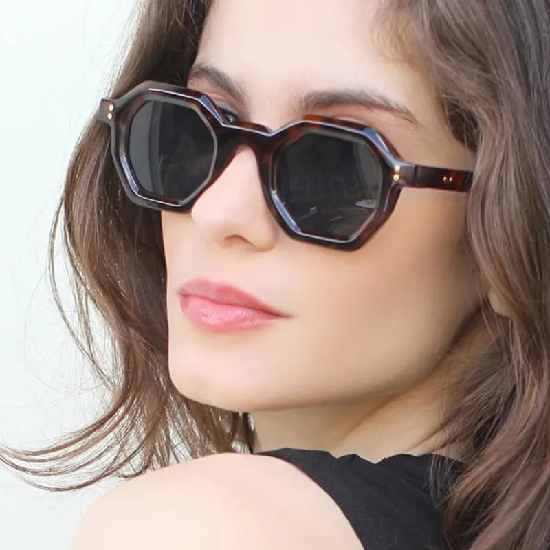 ZXIAC, gafas de sol poligonales Retro modernas para mujer, decoración única con remaches, gafas de sol de diseñador de marca, gafas de sol informales para hombre, gafas de sol de calle