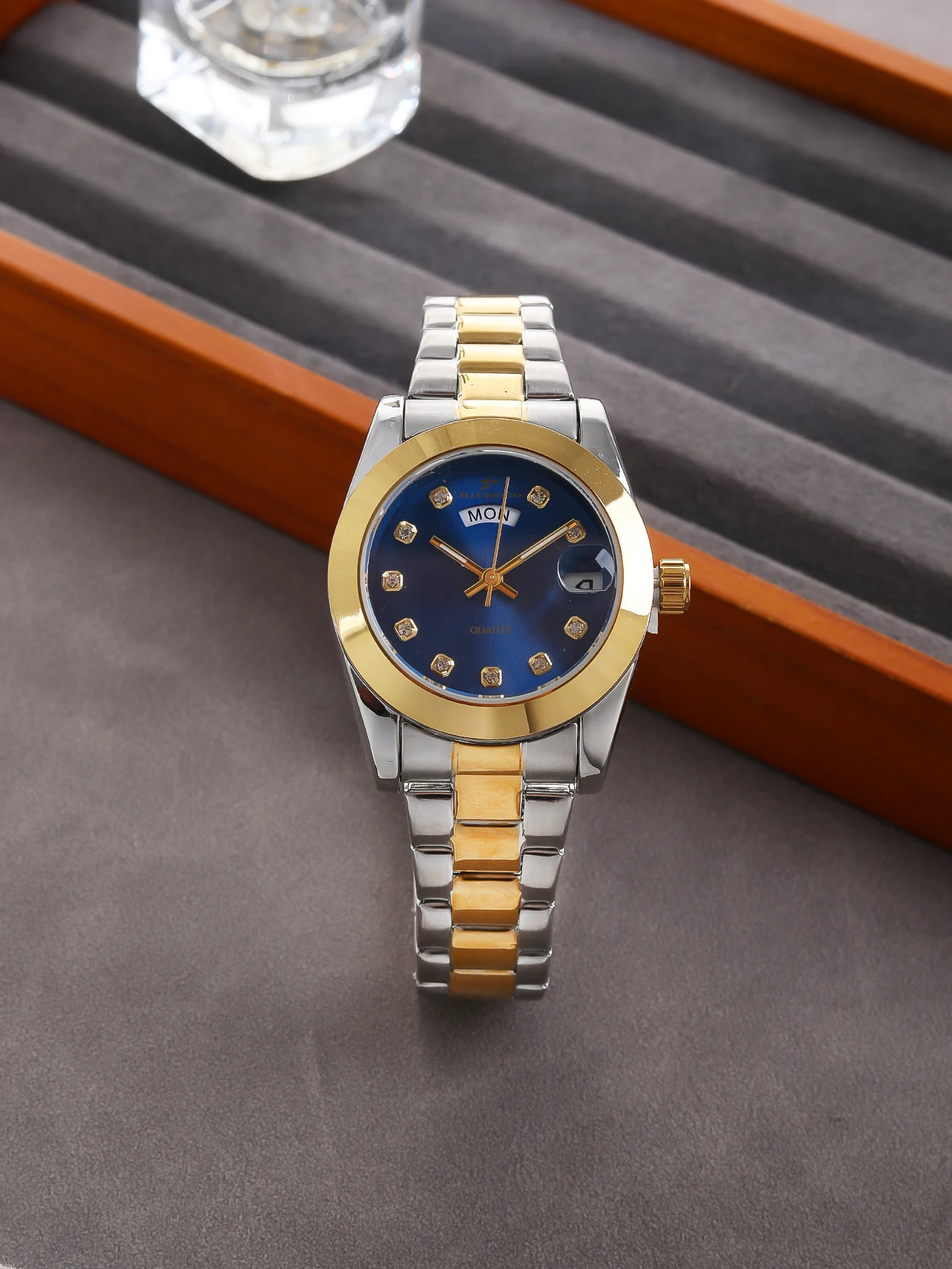 

Quartz ladies' watch with color blocked metal strap, diamond dial design, dual display function for week and date, exquisite tex