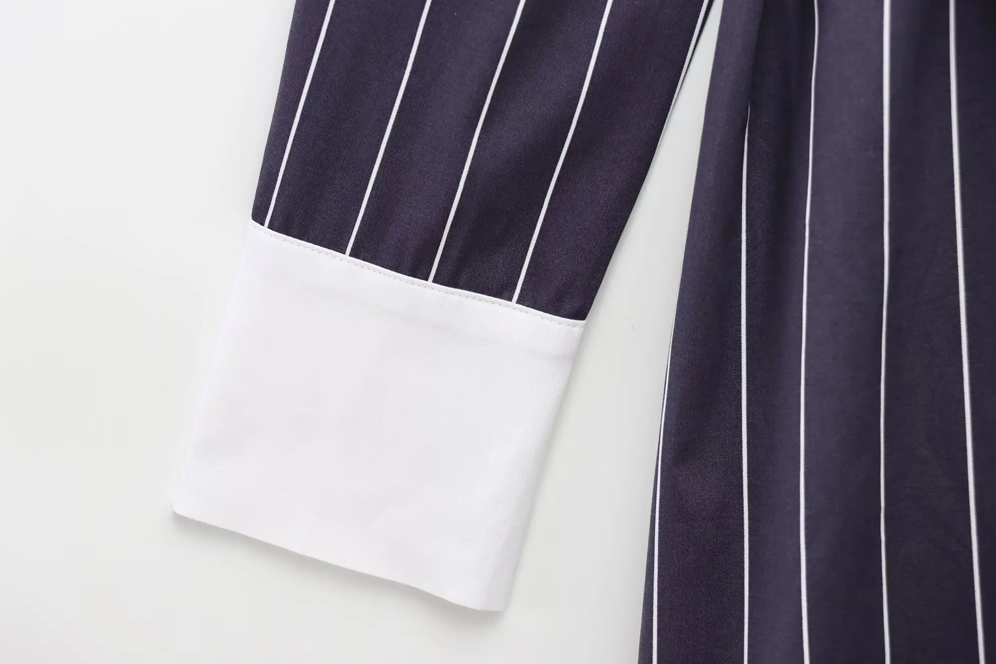 PB&ZA Gestreepte damesoverhemdjurk met lange mouwen en kraag en riemdetail voor de zomer om een chique en professionele look te creëren