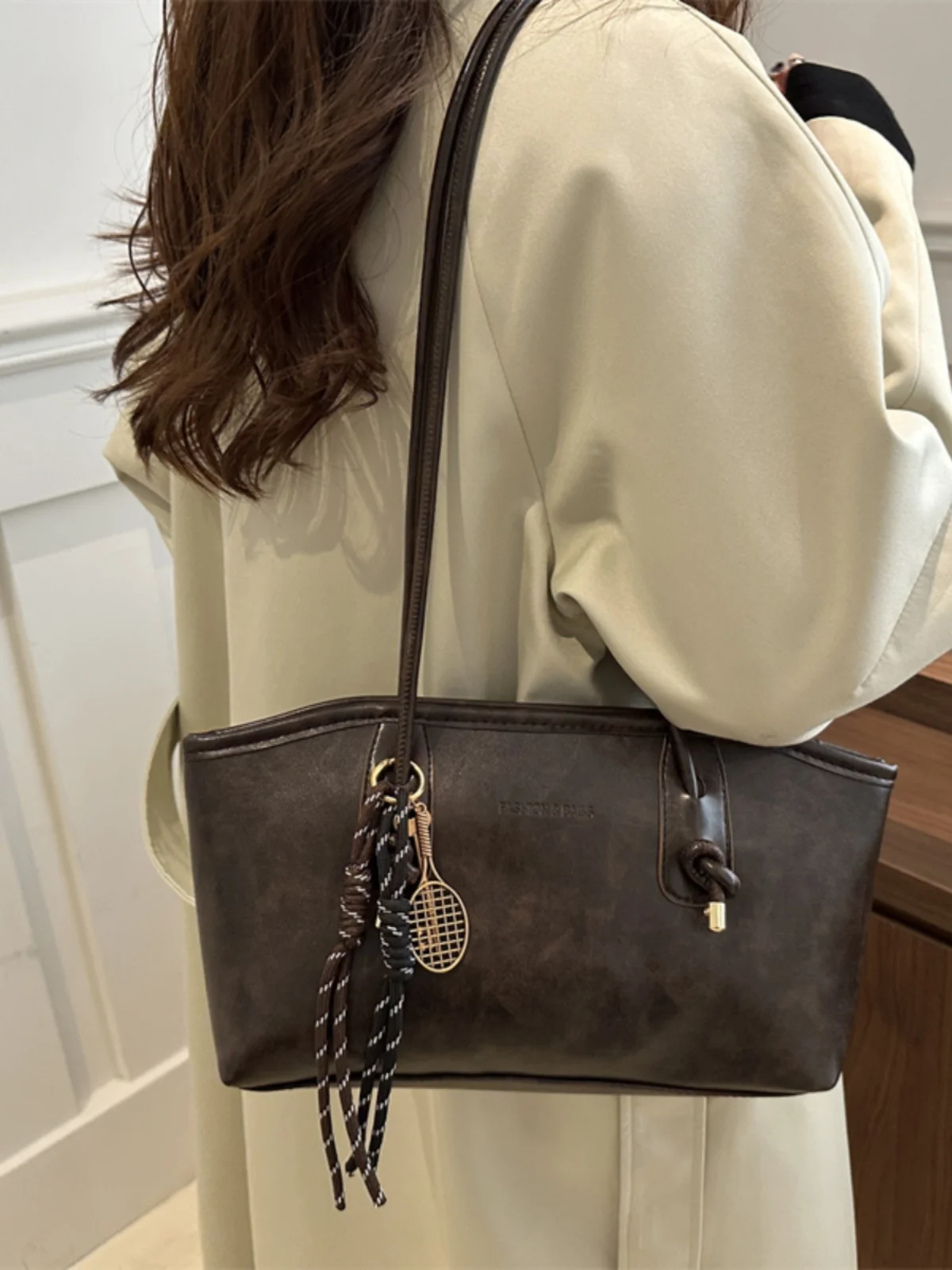 حقيبة يد أنيقة للتنقل اليومي بسعة كبيرة وتصميم بسيط بأسلوب عتيق للنساء، حقيبة عصرية جديدة لعام 2024