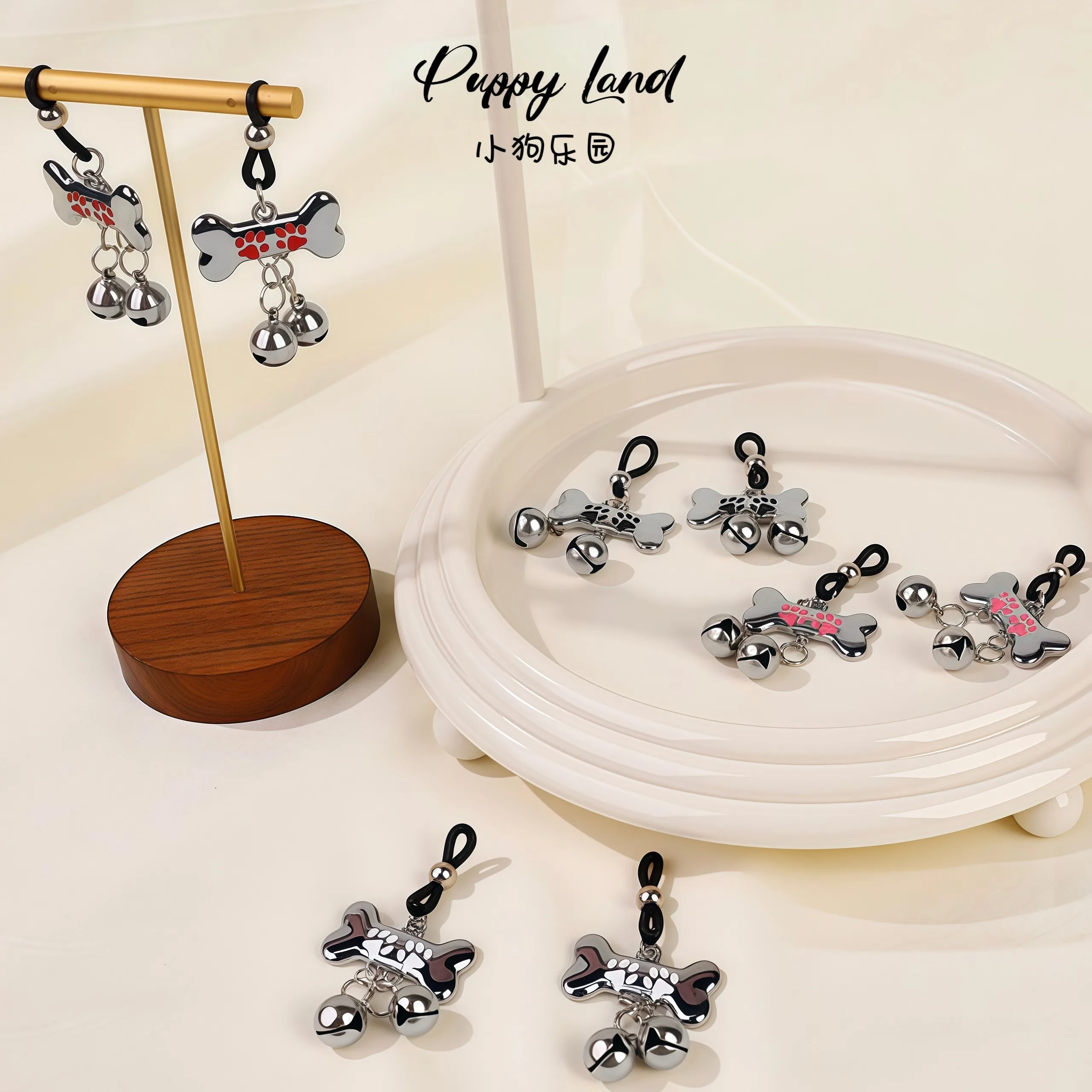 2 pairs of Puppy Land cute dog bone bell chain hanging ornaments as disciplinary gifts, decorative masks and accessories.