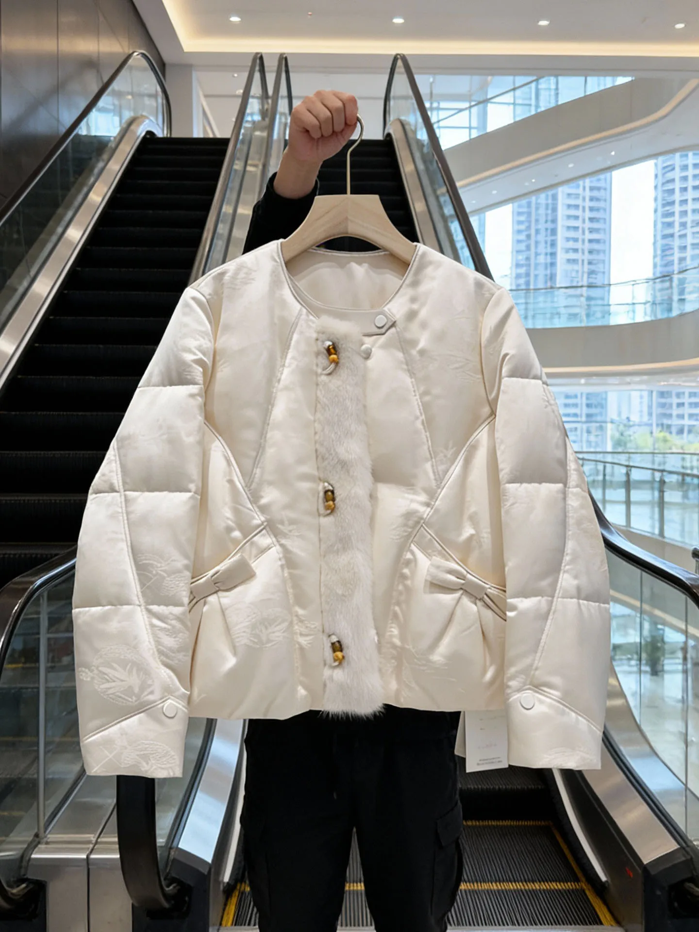 

Новая китайская короткая белая пуховая куртка для женщин: теплая зимняя верхняя одежда премиум-класса, повседневный стиль.