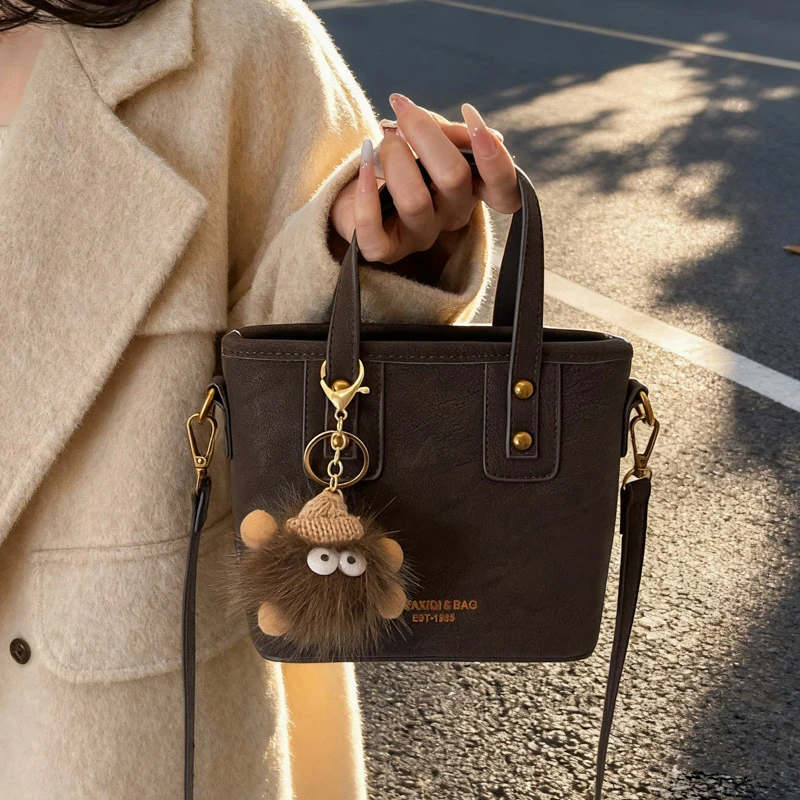 حقيبة ساعي فاخرة وبسيطة للنساء مع شعار حروف عصرية ونمط عتيق بلون سادة #6