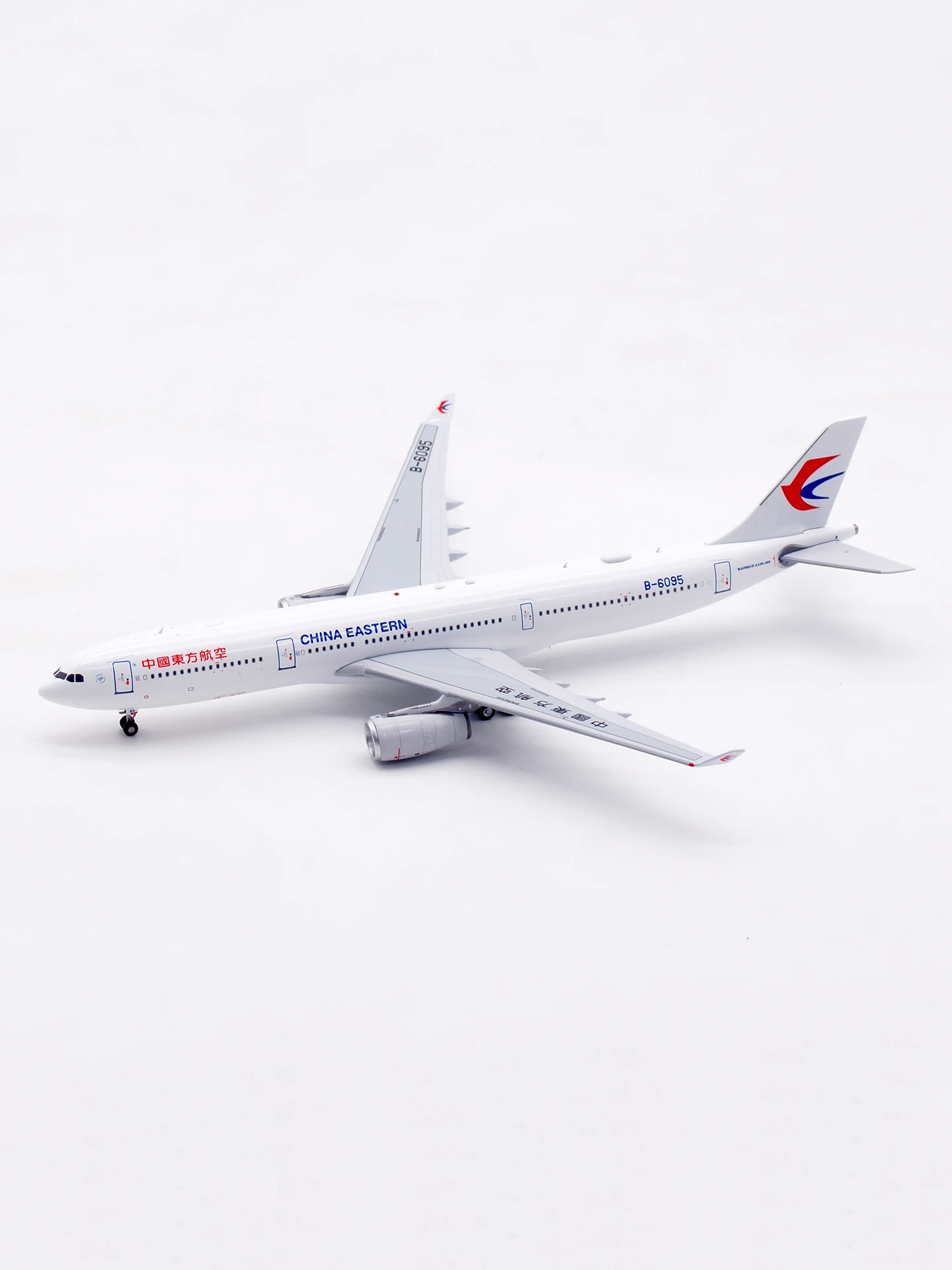 

Модель самолета Eastern Air A330300 B6095 из авиационного сплава 1400, готовый продукт, подходит для возраста от 14 лет и старше, в наличии на складе.