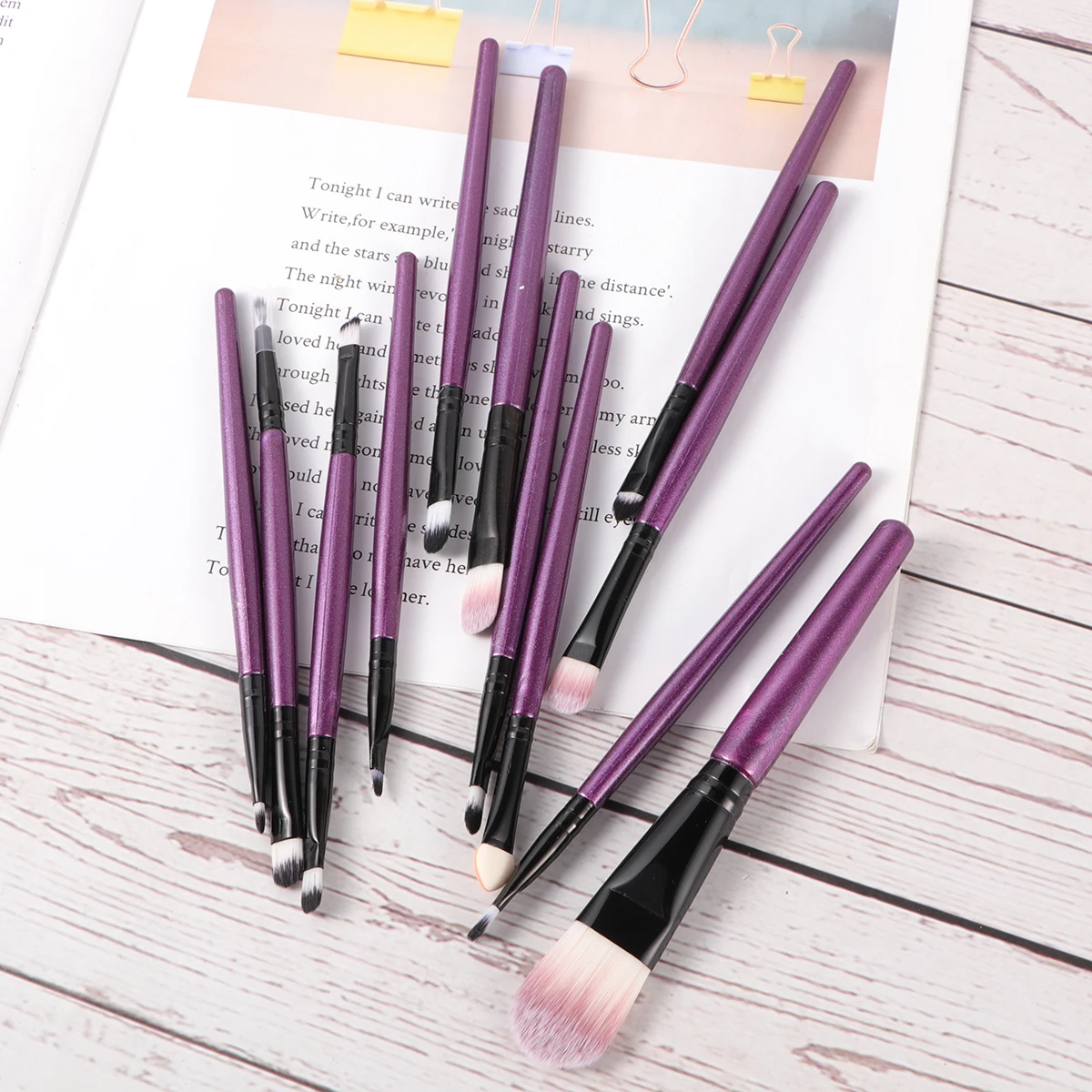 طقم فرش مكياج احترافي 12 قطعة بمقابض خشبية وشعيرات نايلون، فرشاة مكياج للبودرة والبلاش للاستخدام اليومي للنساء