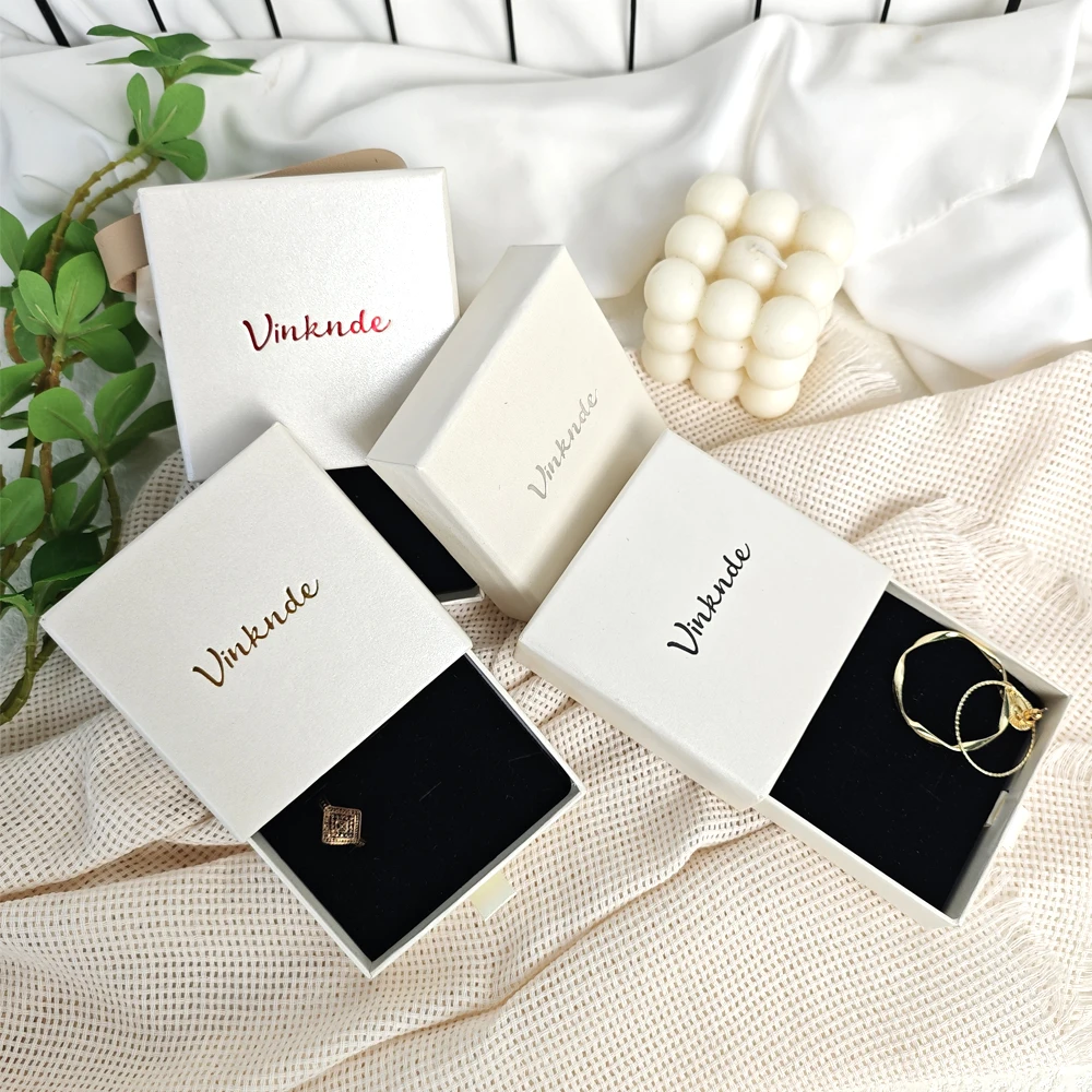 

50 шт., бежевый ящик для ювелирных изделий с логотипом, выдвижная бумажная упаковочная коробка, ожерелье, серьги, браслет, брошь, шпильки, кулон, подарочный чехол